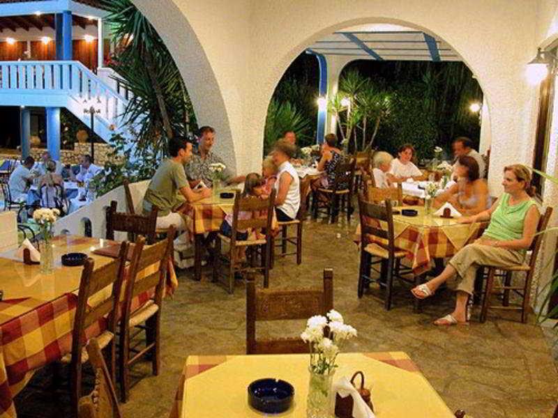 Folia Apartments Chania Agia Marina Ресторант снимка